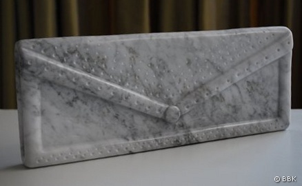 beeldhouwwerk_avondtasje.jpg - avondtasje, marmer ordinario, 36x14 cm